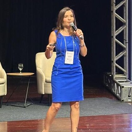 Dra. Ana Claudia Souza Rodrigues ministrando palestra